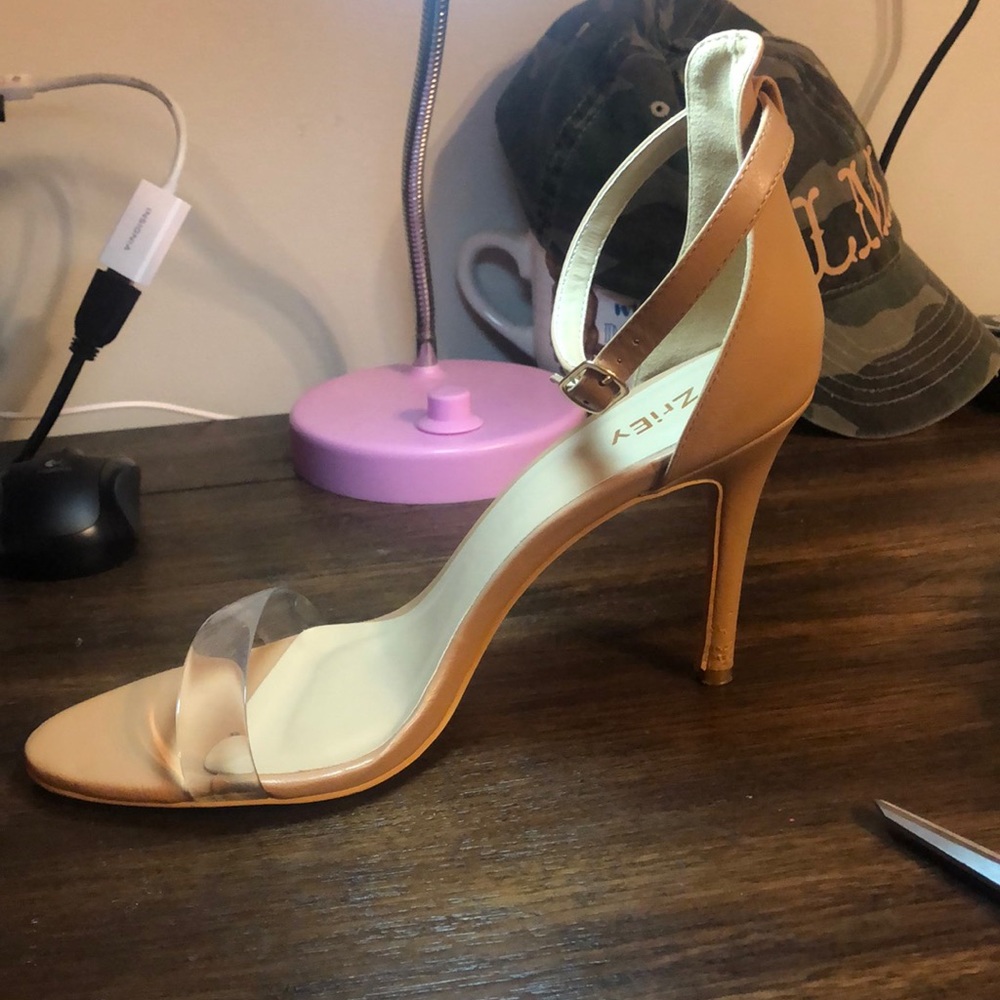 High Heels - Picture 3 of 6